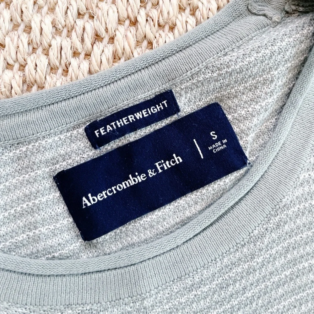 Abercrombie & Fitch Featherweight Knit Tee – Men’s Size Small - Picture 3 of 5